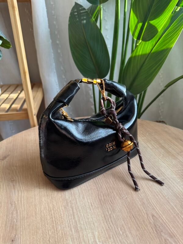 حقيبة مميزة بلون اسود فاحم