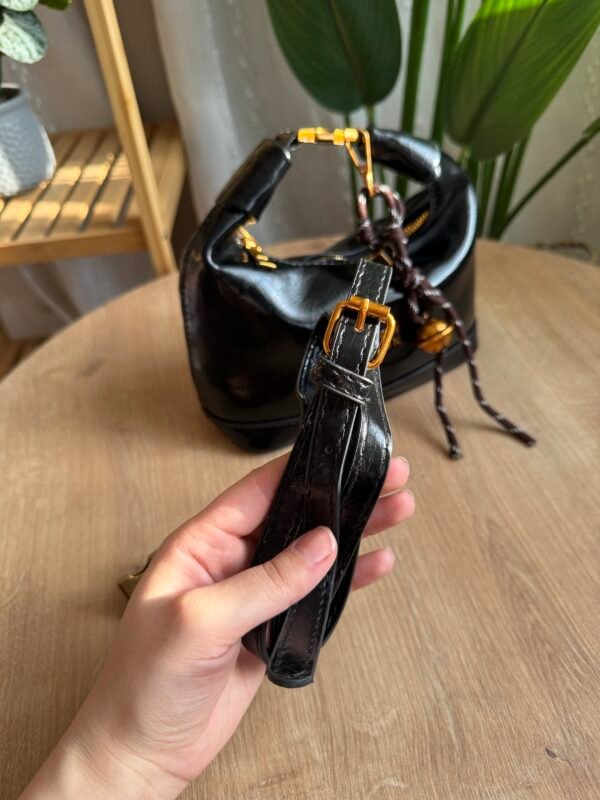 حقيبة مميزة بلون اسود فاحم