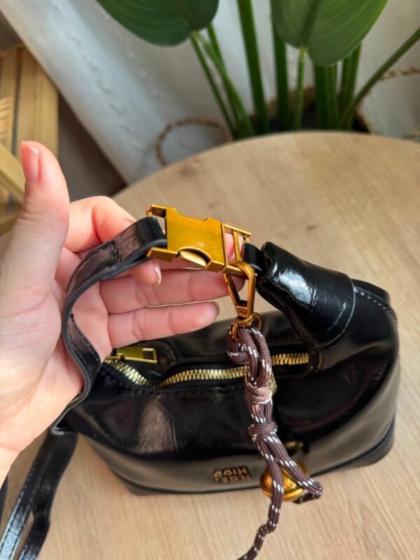 حقيبة مميزة بلون اسود فاحم