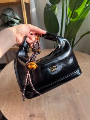 حقيبة مميزة بلون اسود فاحم