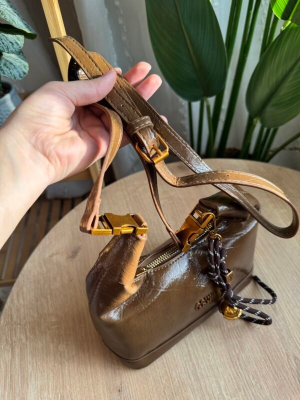 حقيبة مميزه بلون زيتوني