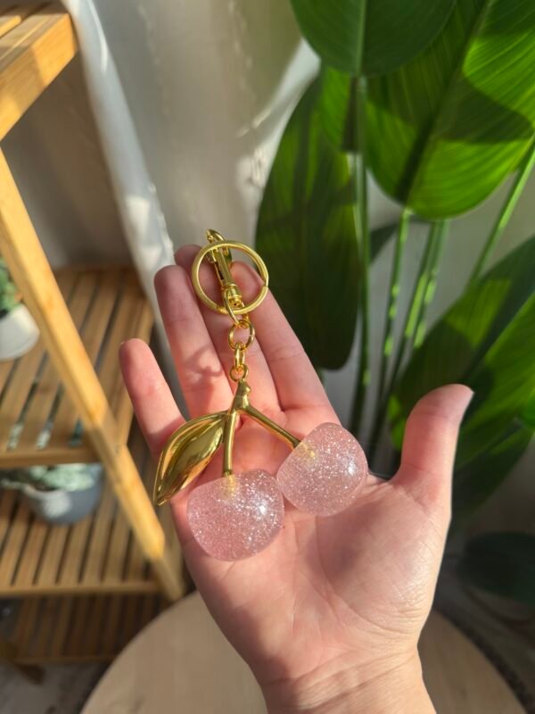 مداليه الكرز لون وردي فاتح