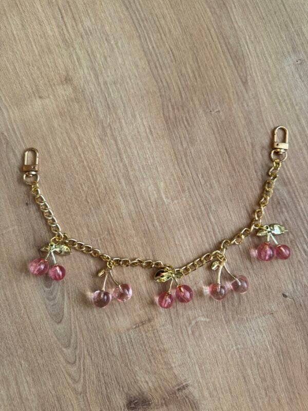 مداليه سلسله مزينه بالكرز الوردي