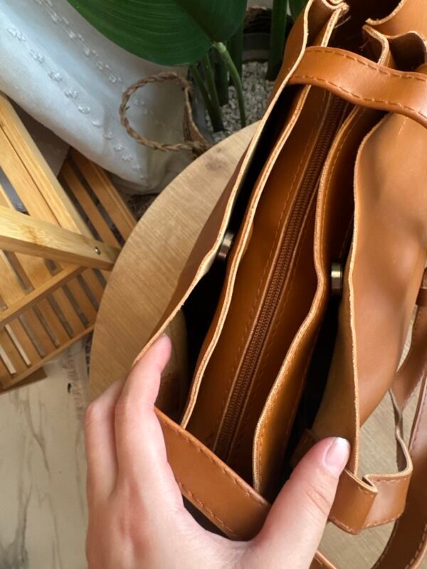 حقيبة ب ٣ خانات لون بني فاتح