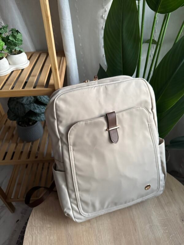 حقيبة ظهر لون بيجي