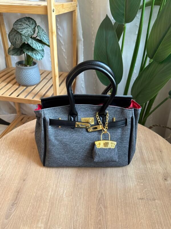 حقيبة جينز لون رصاصي مطعم اسود ( مع المداليه)