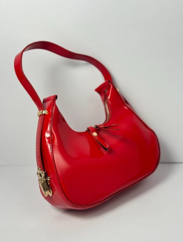 حقيبة لون احمر