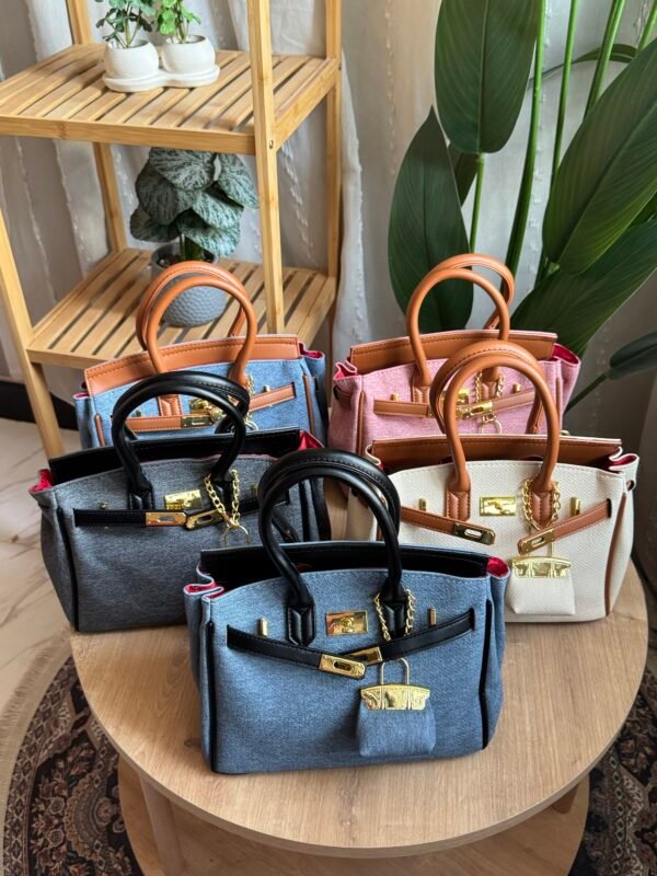 حقيبة جينز لون رصاصي مطعم اسود ( مع المداليه)