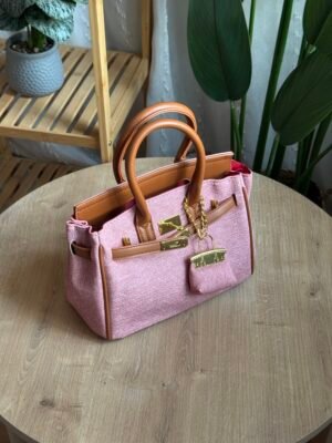 حقيبة لون وردي مطعم بني(مع المداليه)