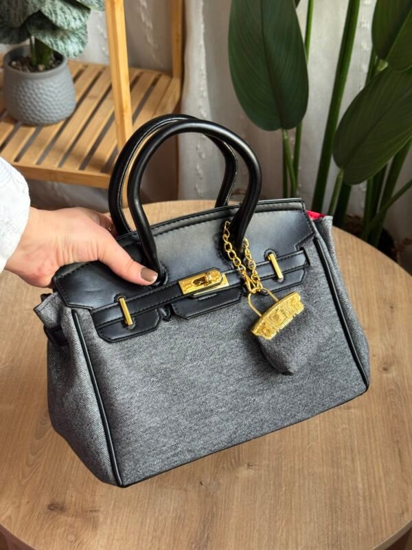 حقيبة جينز لون رصاصي مطعم اسود ( مع المداليه)