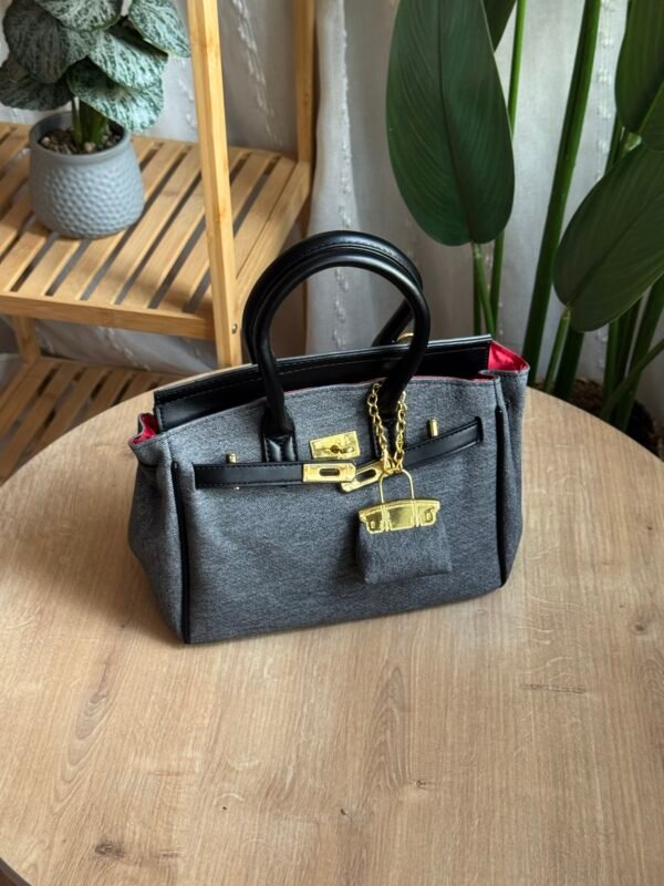 حقيبة جينز لون رصاصي مطعم اسود ( مع المداليه)