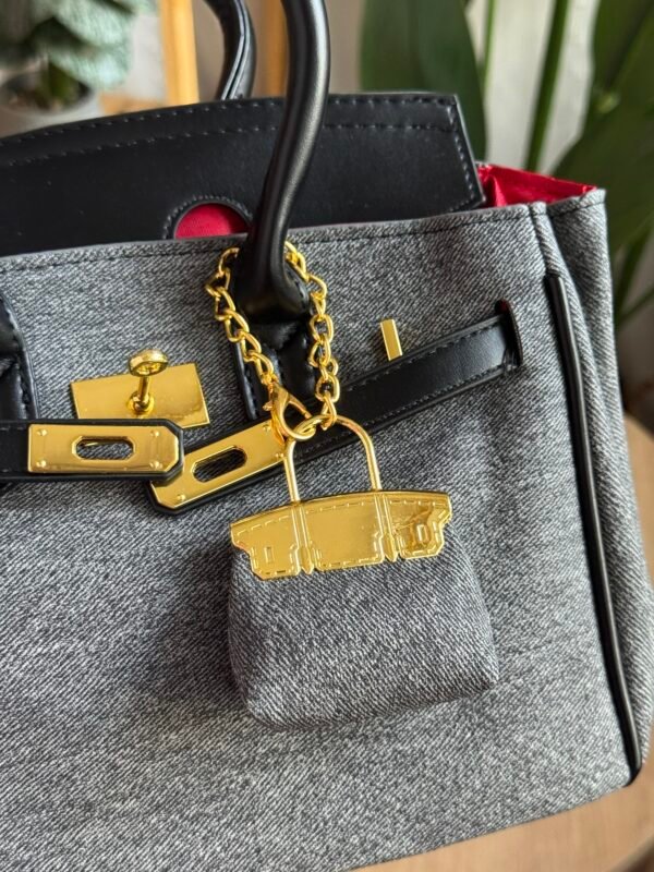 حقيبة جينز لون رصاصي مطعم اسود ( مع المداليه)