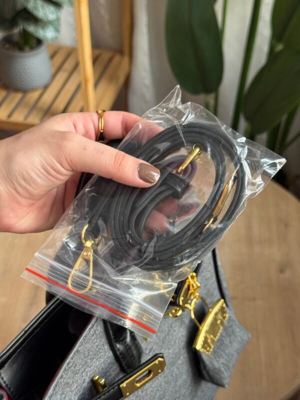 حقيبة جينز لون رصاصي مطعم اسود ( مع المداليه)