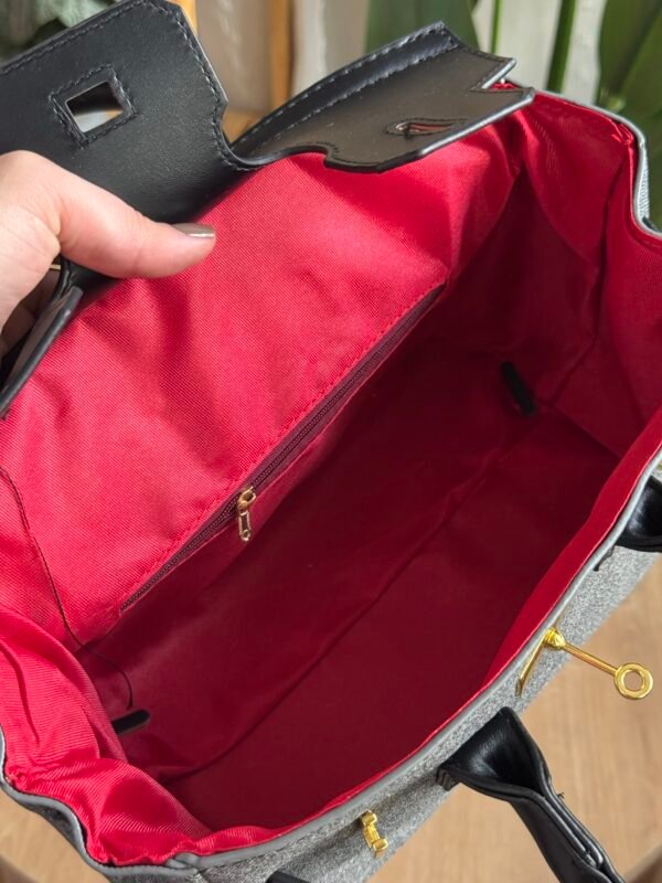 حقيبة جينز لون رصاصي مطعم اسود ( مع المداليه)