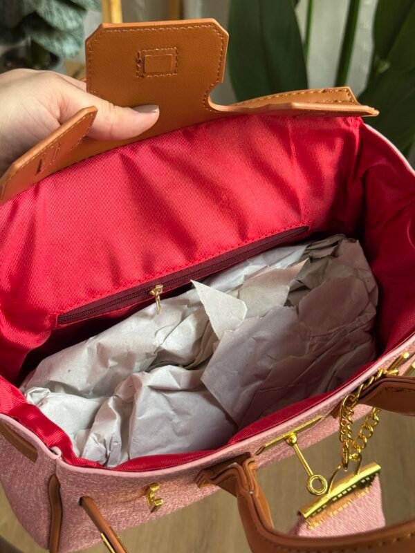 حقيبة لون وردي مطعم بني(مع المداليه)