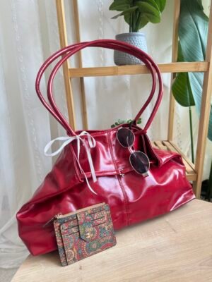حقيبة لون احمر