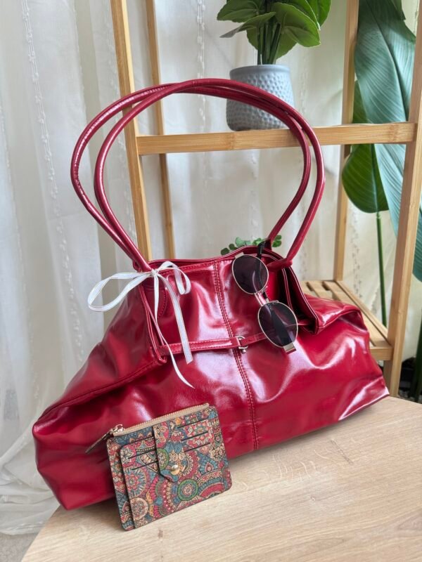 حقيبة لون احمر