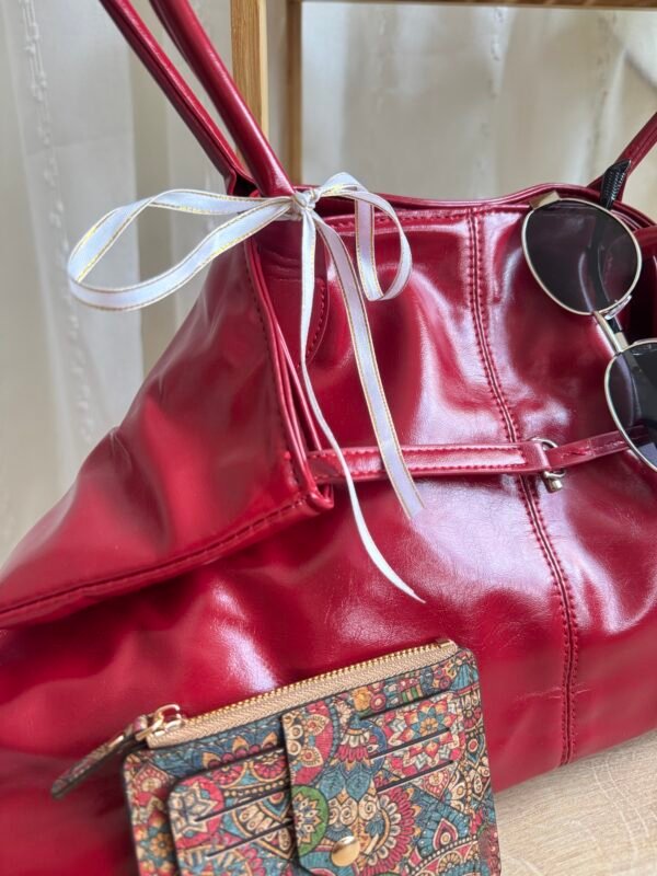 حقيبة لون احمر