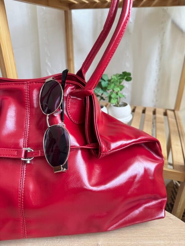 حقيبة لون احمر