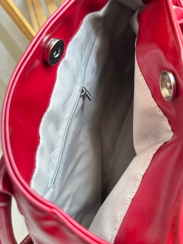 حقيبة لون احمر