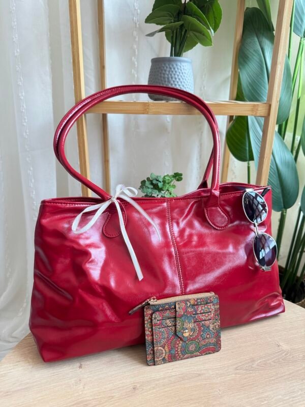 حقيبة لون احمر