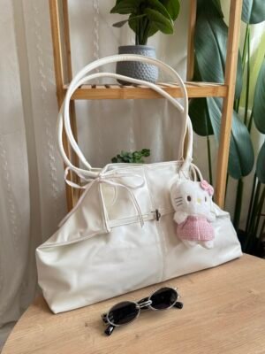 حقيبة لون ابيض (بدون المداليه)