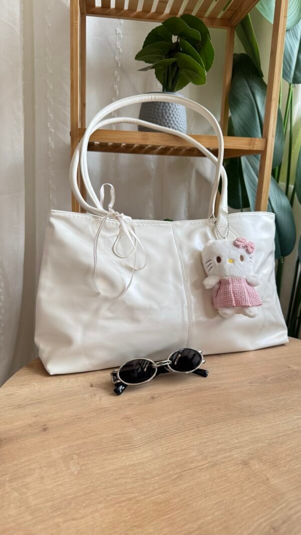 img_0668 حقيبة لون ابيض (بدون المداليه)