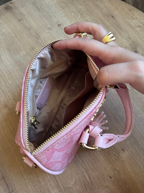 حقيبة coach لون وردي