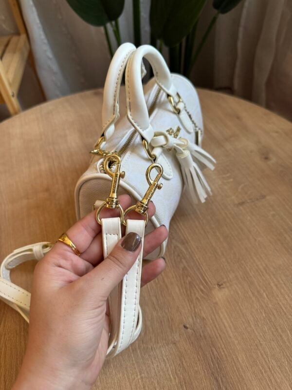 حقيبة coach لون ابيض