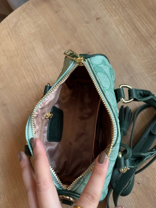 حقيبة coach لون اخضر