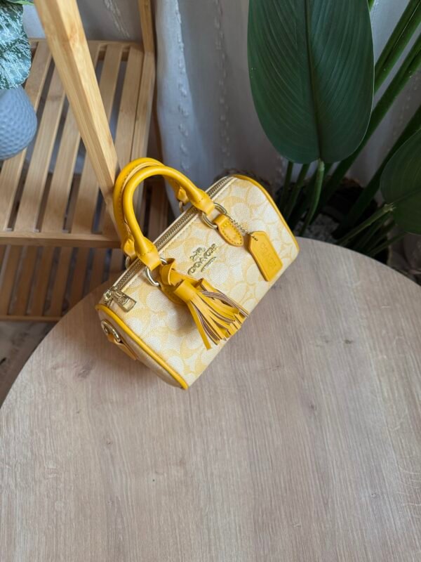 حقيبه coach لون اصفر