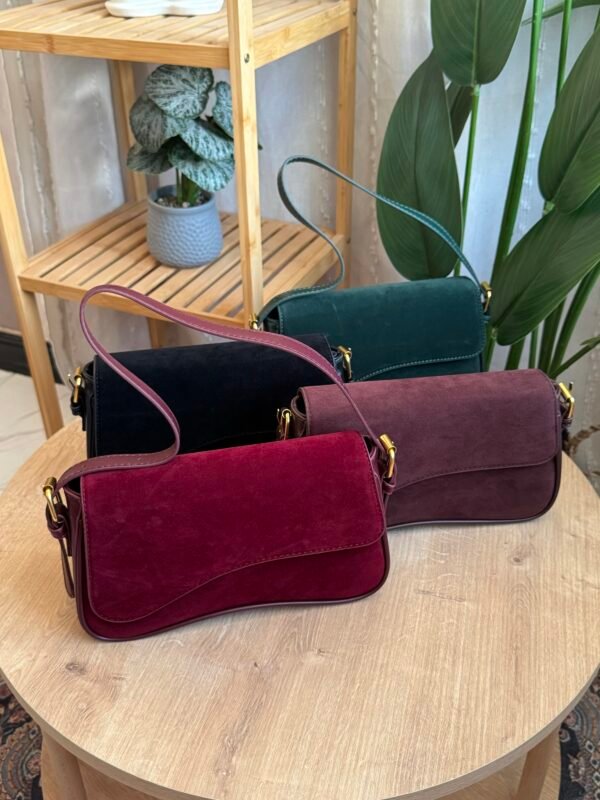 حقيبة مخمل لون اسود فاحم