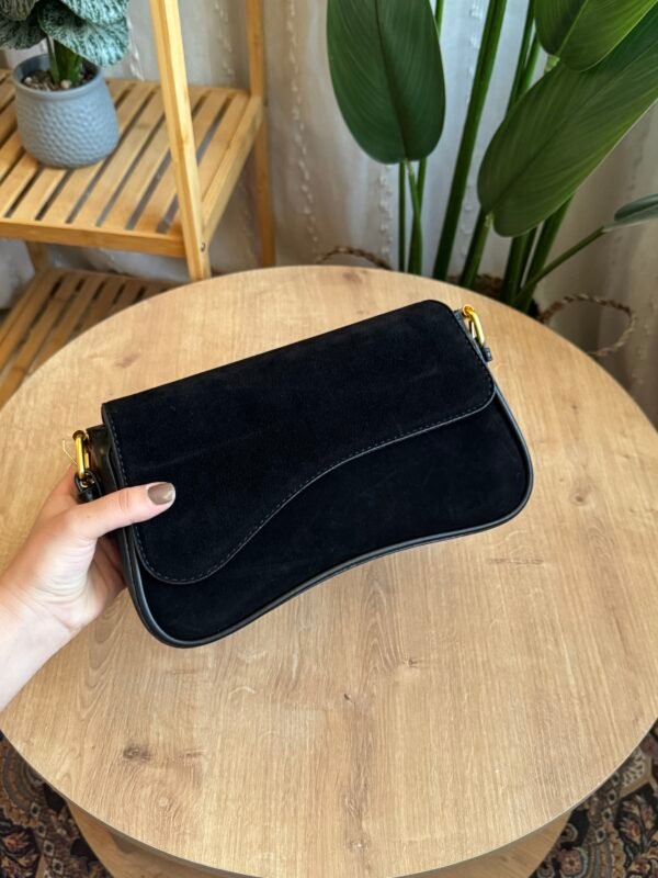 حقيبة مخمل لون اسود فاحم