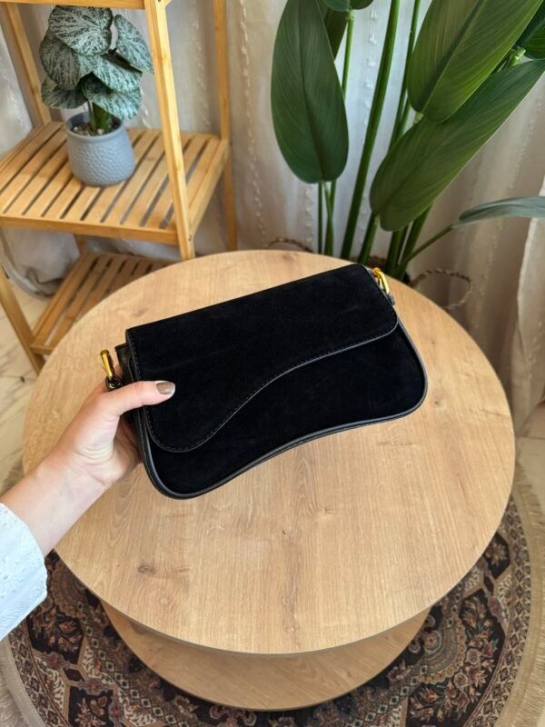 حقيبة مخمل لون اسود فاحم