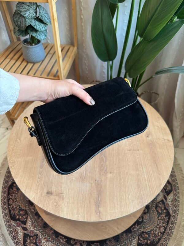 حقيبة مخمل لون اسود فاحم