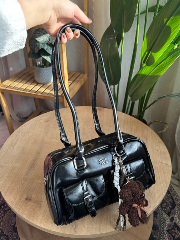 حقيبة بجلد لامع ( مع المداليه ) لون اسود