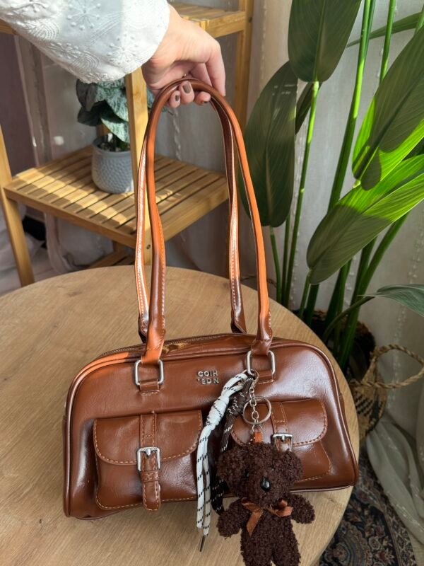 حقيبة بجلد لامع (مع المداليه)لون بني