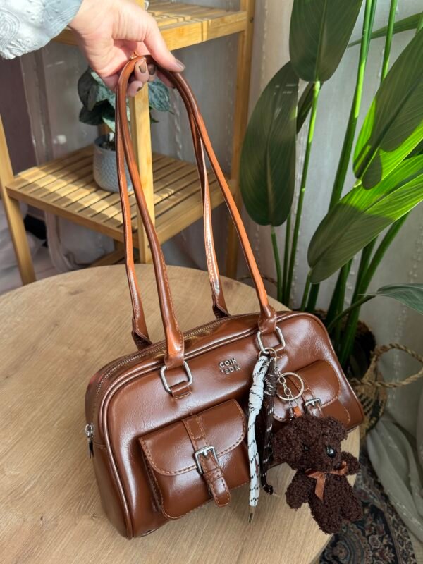 حقيبة بجلد لامع (مع المداليه)لون بني