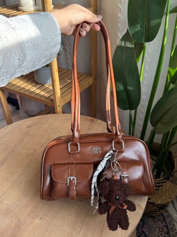 حقيبة بجلد لامع (مع المداليه)لون بني