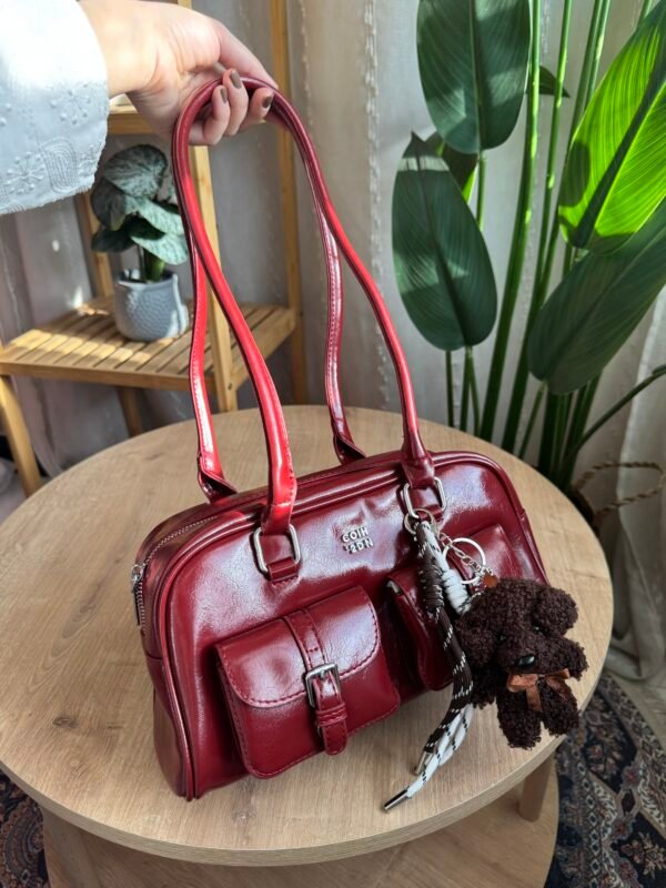 حقيبة بجلد لامع (مع المداليه)لون ماروني