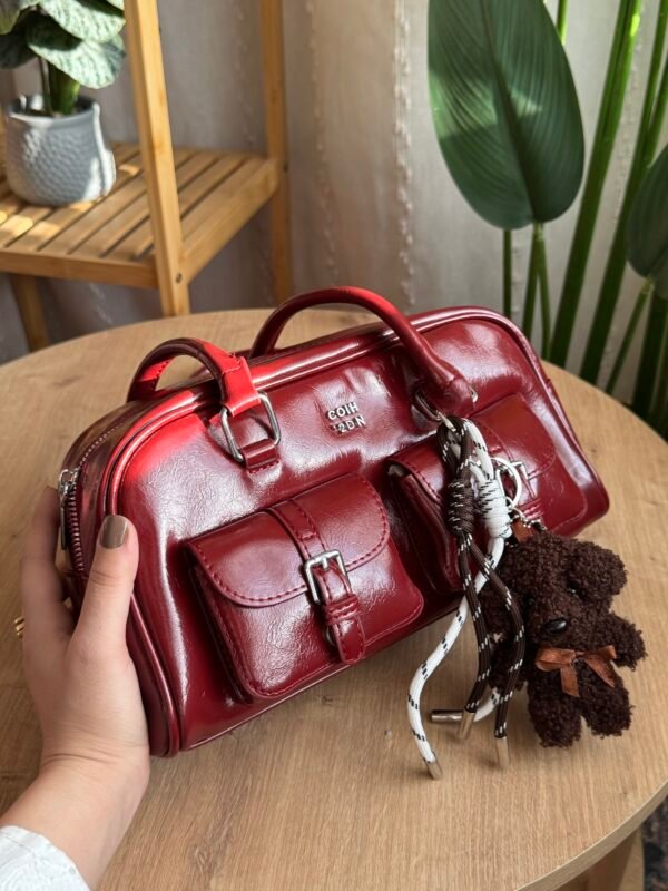 حقيبة بجلد لامع (مع المداليه)لون ماروني