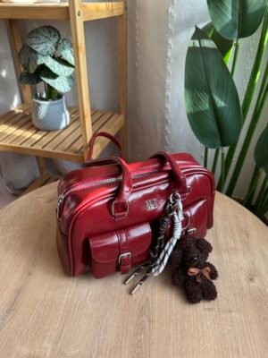 حقيبة بجلد لامع (مع المداليه)لون ماروني