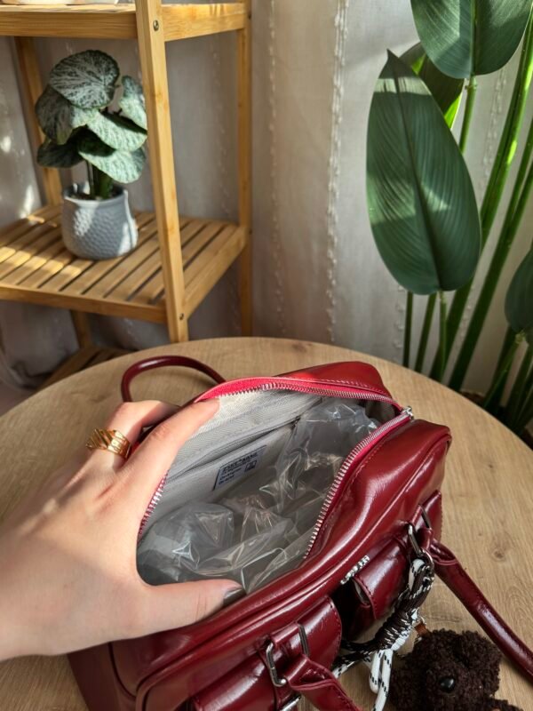 حقيبة بجلد لامع (مع المداليه)لون ماروني