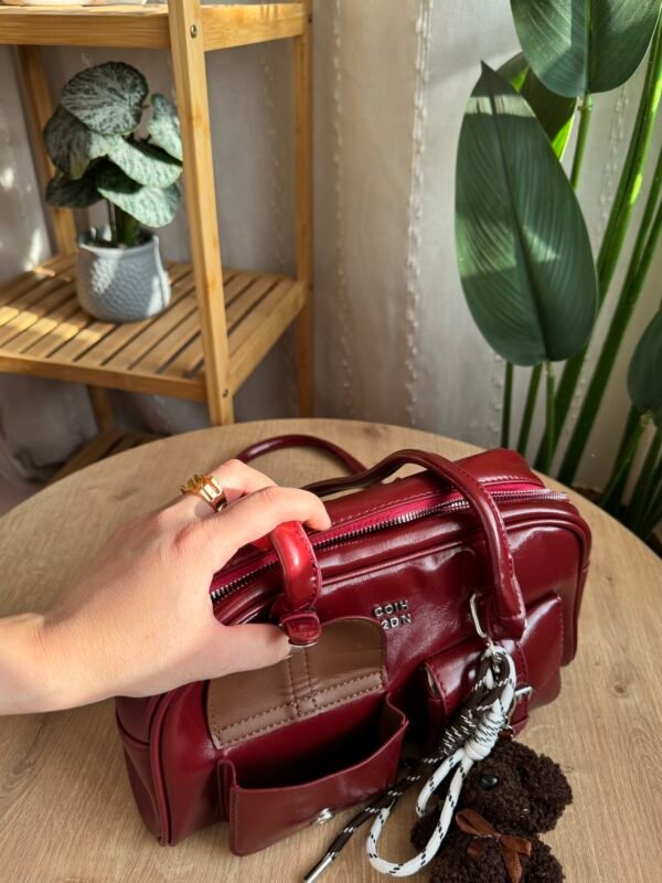 حقيبة بجلد لامع (مع المداليه)لون ماروني