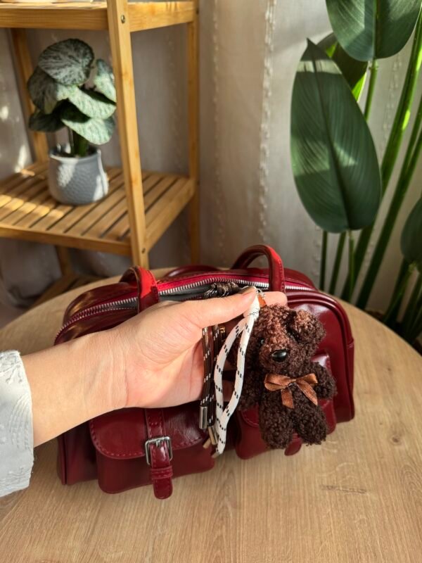 حقيبة بجلد لامع (مع المداليه)لون ماروني