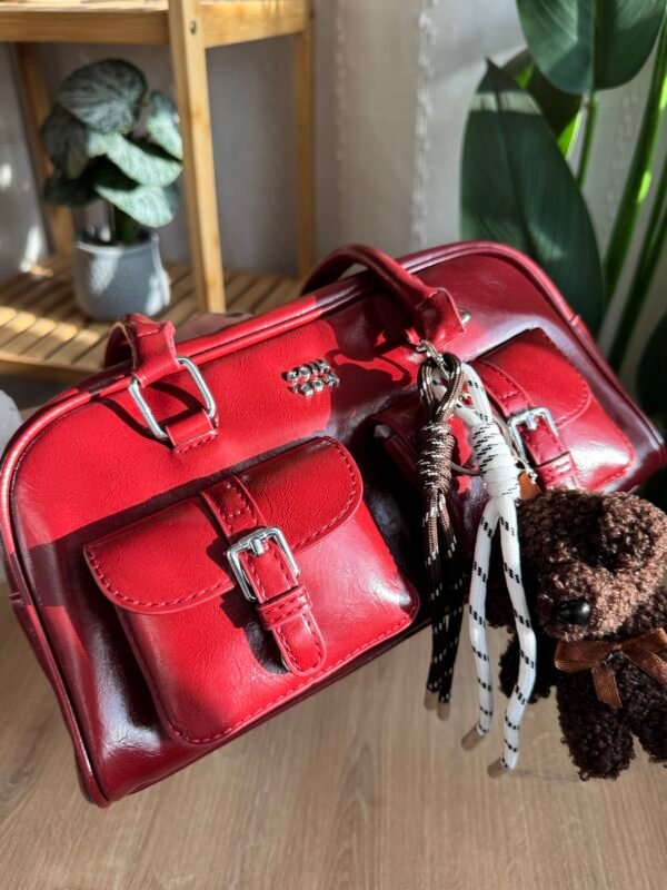 حقيبة بجلد لامع (مع المداليه)لون ماروني