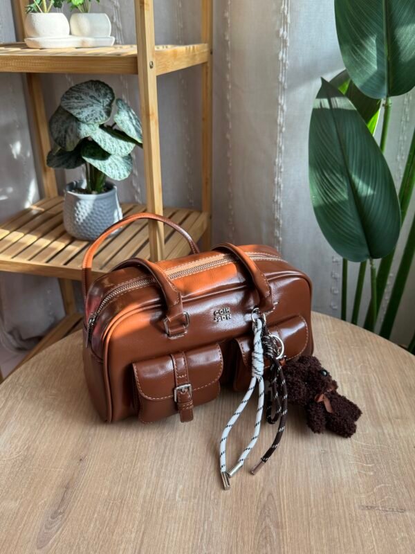 حقيبة بجلد لامع (مع المداليه)لون بني