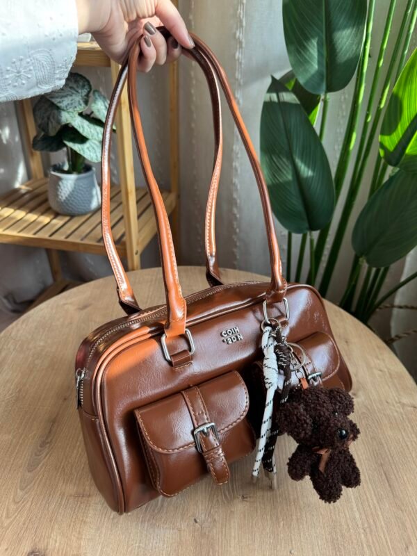 حقيبة بجلد لامع (مع المداليه)لون بني