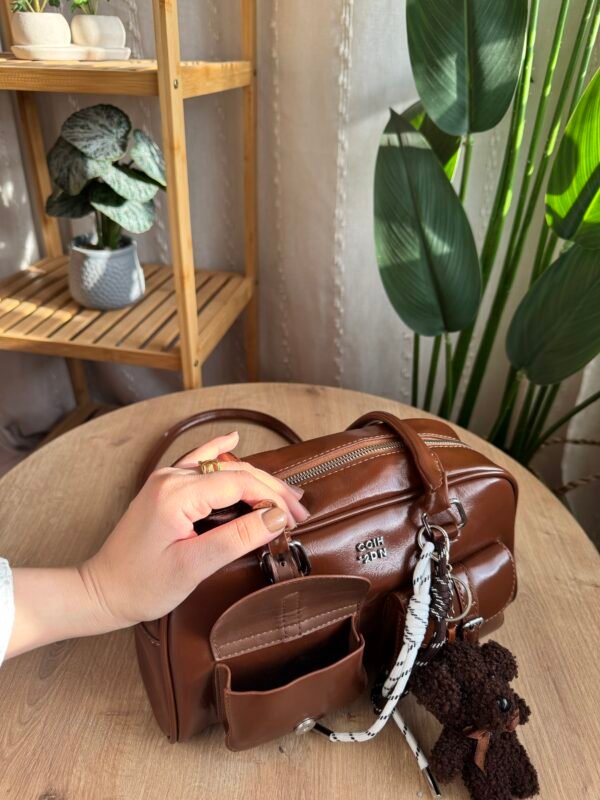 حقيبة بجلد لامع (مع المداليه)لون بني