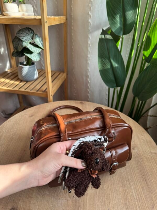 حقيبة بجلد لامع (مع المداليه)لون بني